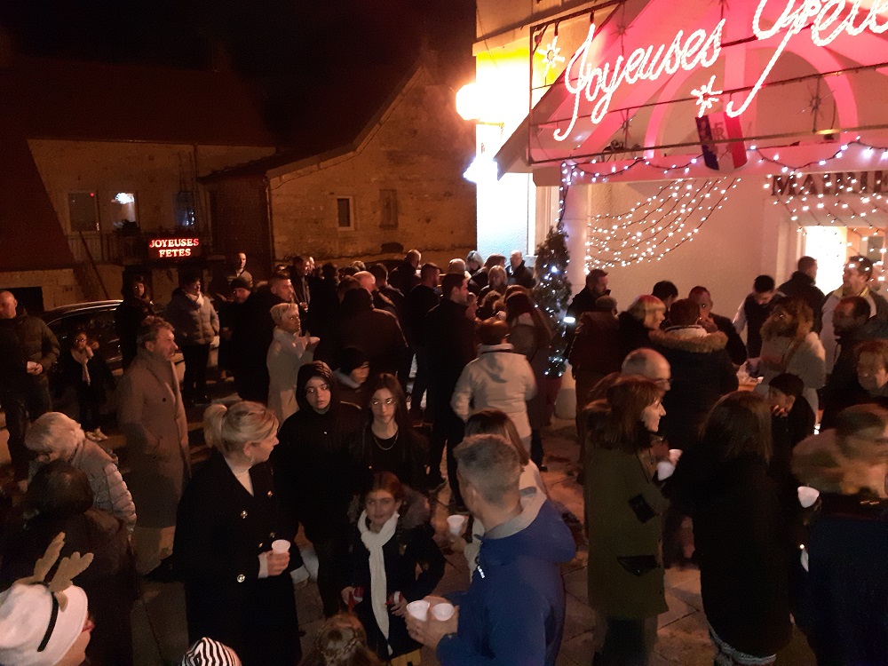 sur le parvis de la Mairie