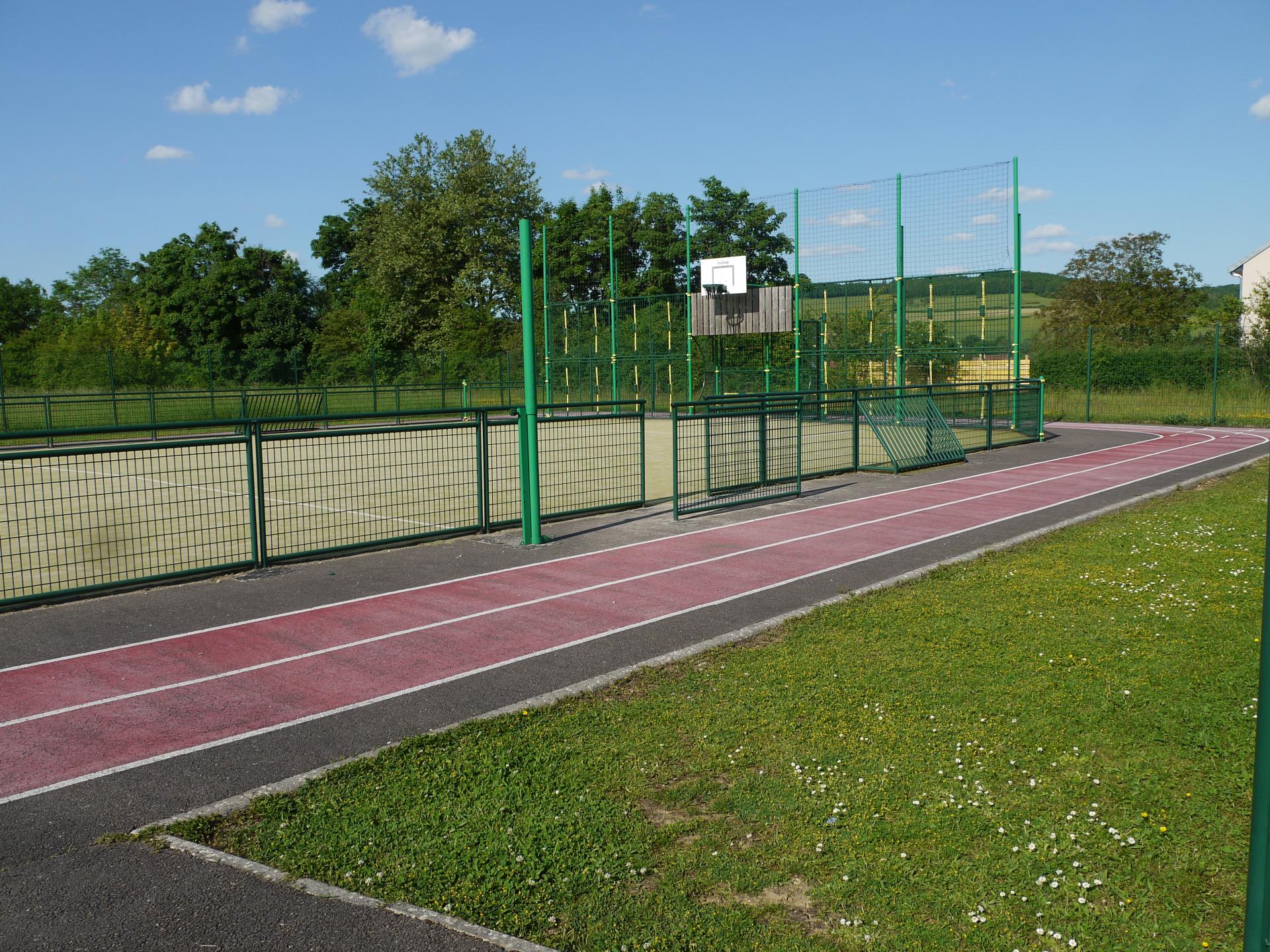 Le terrrain de sport accessible directement  du Pôle scolaire