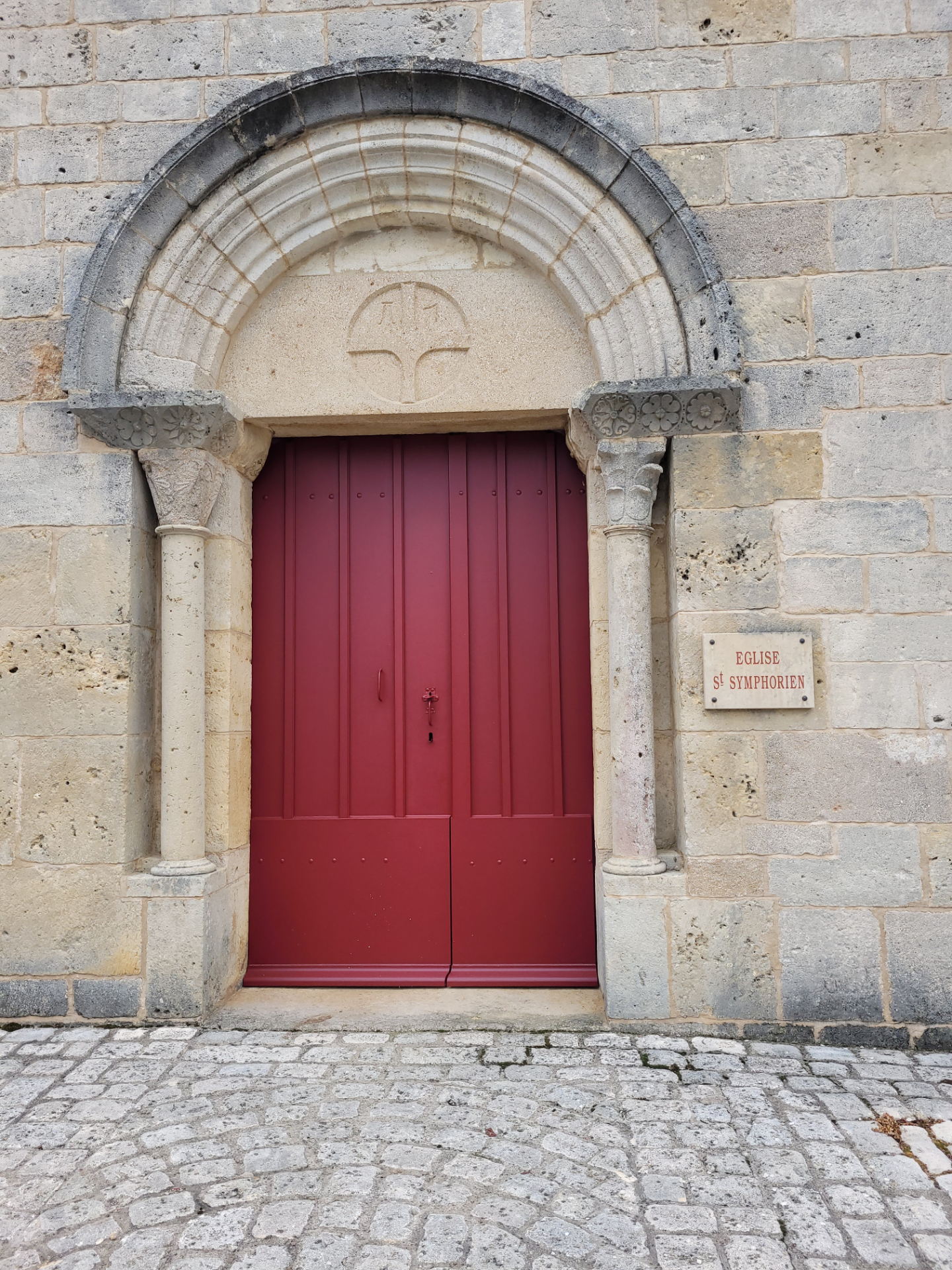 la porte de l'église rénovée